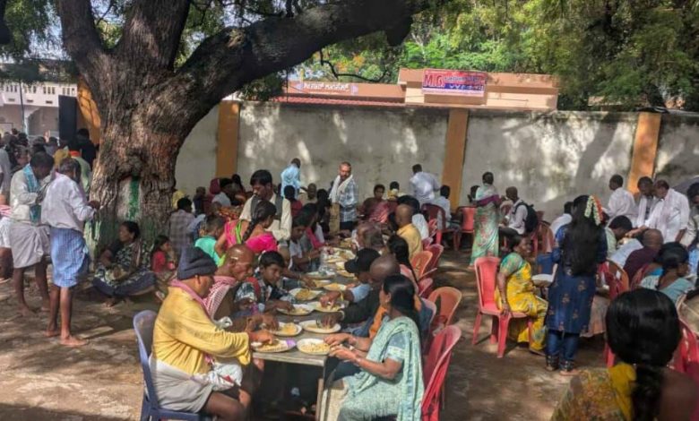 ಶನಿಮಹಾದೇವರ ಭಕ್ತಿರಿಗೆ ವೈದ್ಯ ಡಾ.ಎಂ.ಹೆಚ್ ನಾರಾಯಣಪ್ಪರವರಿಂದ ಅನ್ನದಾಸೋಹ